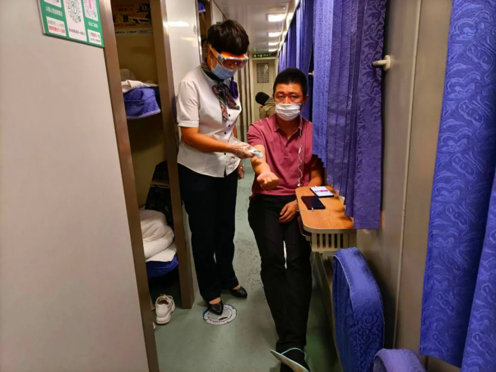 z306/303,z304/305次旅客列车始发新疆伊宁,终到上海,全程4112公里