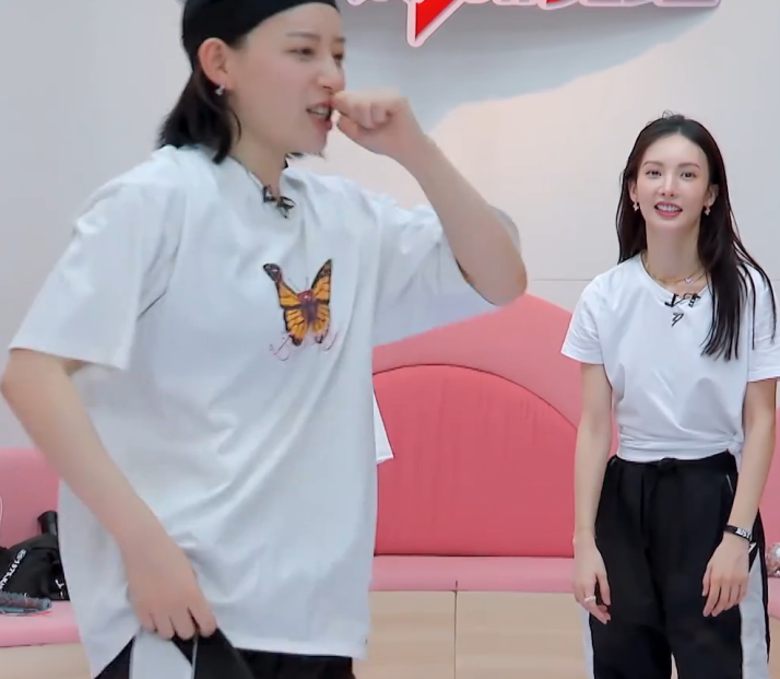 有一个喜剧组合叫金晨和李斯丹妮同框时就像移动的小品舞台