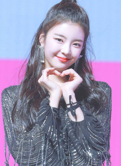 出生,是yg前练习生,很多人说她长得像邓紫棋;李彩映2002年12月5日出生