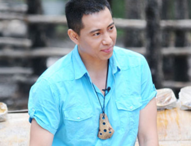 他凭借实力走红,与华筝公主扮演者低调结婚;今生活幸福福