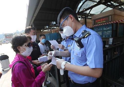 李奇表示,該市各口岸嚴格採取離大連人員的管控措施,嚴防疫情向外輸出