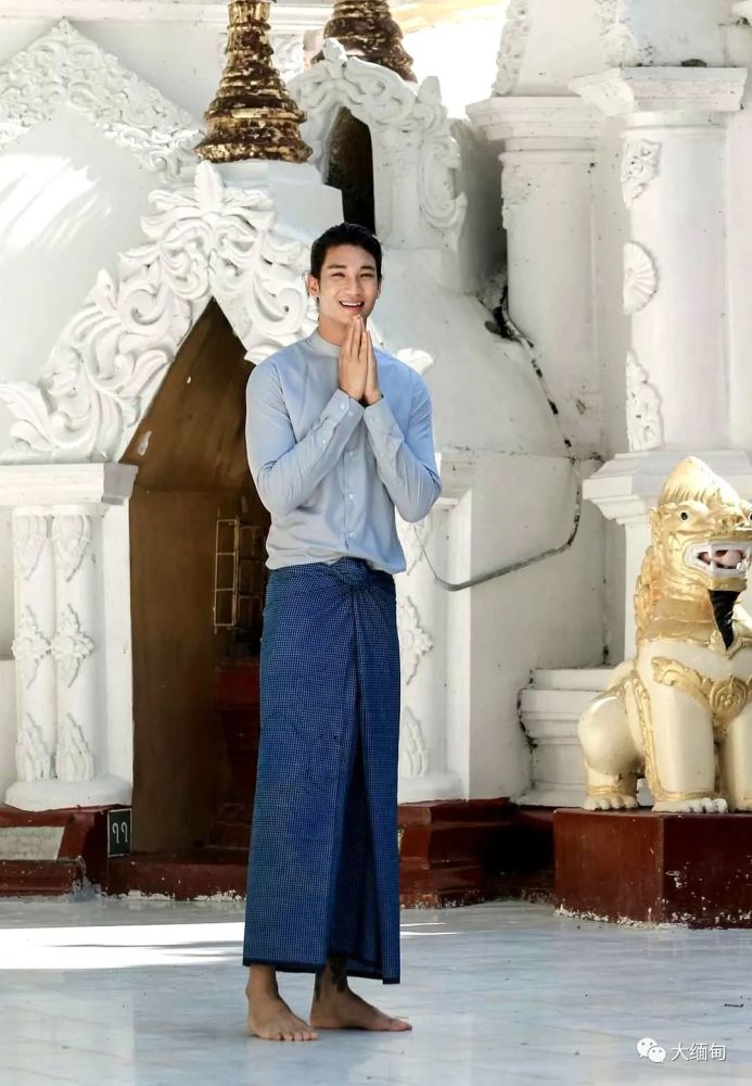 缅甸男明星送洋房汽车给父母亲人相拥喜极而泣