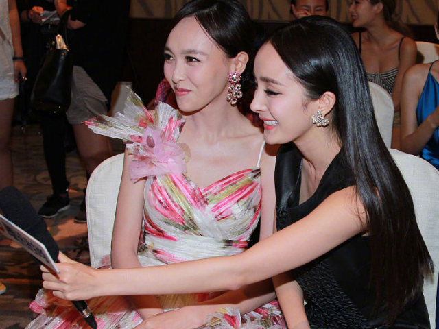 看完杨幂和唐嫣两人的合照后,大家有什么看法呢?