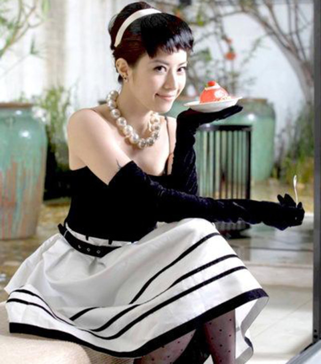 42岁徐怀钰现身商演,穿短裙秀美腿卖力献唱,昔日歌后风采依旧