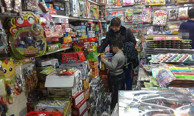 孩子在商场哭闹要玩具,家长买还是不买?和孩子斗智斗勇有大学问