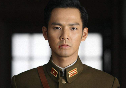 《一触即发》中,钟汉良饰演的中共地下党在隐蔽战线工作的杨慕次,演技