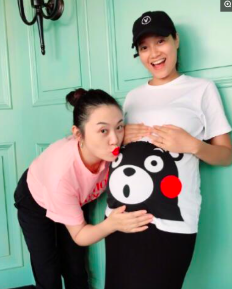 朱丹怀二胎矫健自如周一围老婆挺孕肚还背单反双手肥胖营养好