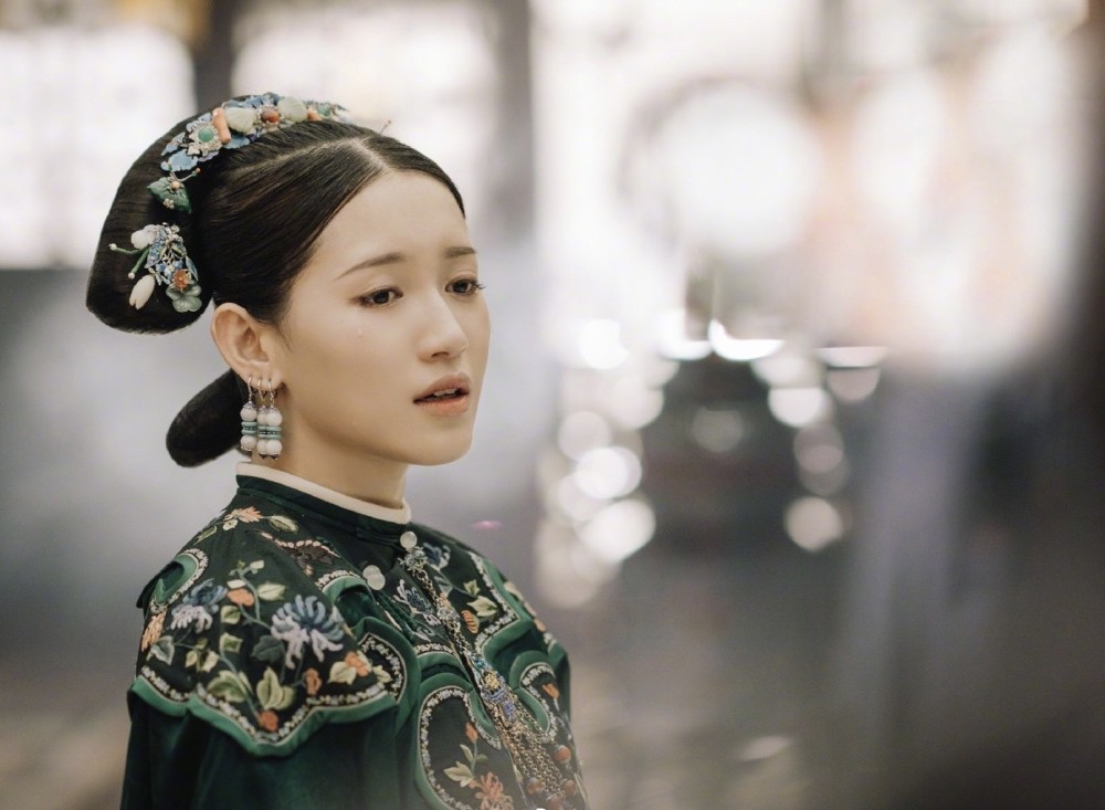 喜塔腊尔晴近照,穿泡泡袖扎双马尾甜美清新,让人恨不起来