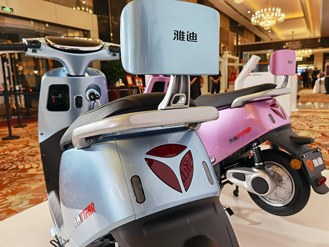 破解电动车行业难题雅迪冠能系列新品发布充电一次跑122公里