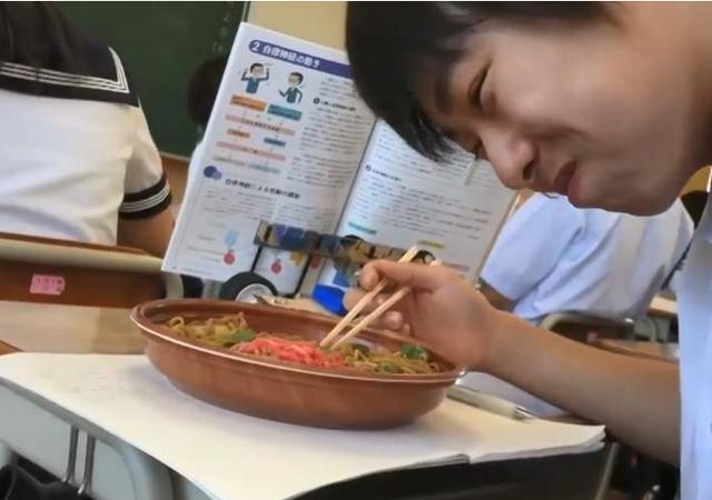 课上偷吃零食哪家强!小学生到大学生,让人最羡慕的竟是高中生