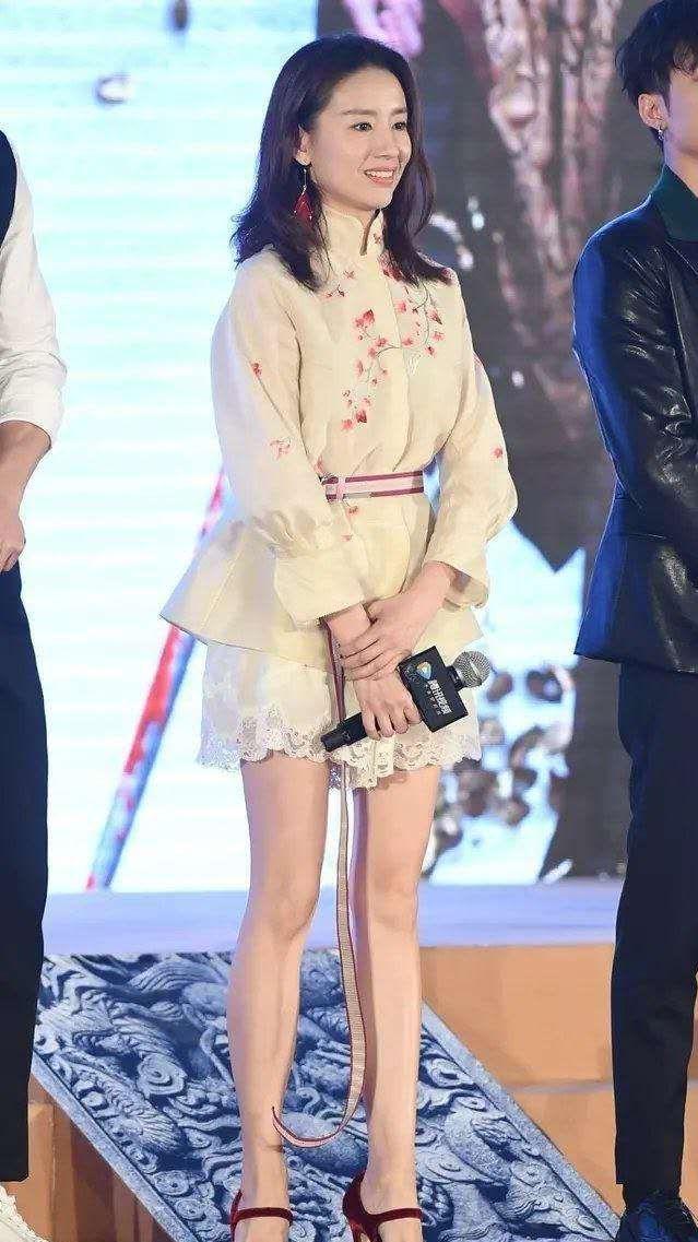 董洁董璇同框比穿搭难分高下一个成熟一个清纯身材成决胜关键