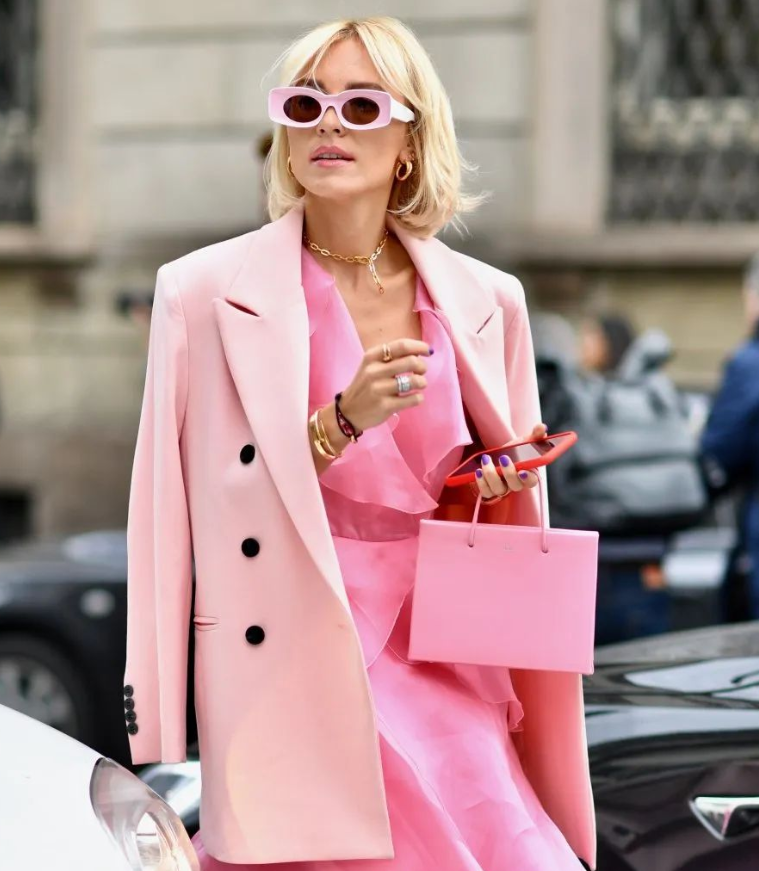 很多人看到粉色的第一眼,就会觉得很粉嫩少女,颜色再亮一点就会很难