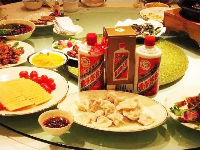 在茅台镇上的餐馆里,几乎没有本地人吃饭喝茅台的,反而是有外来的宾客