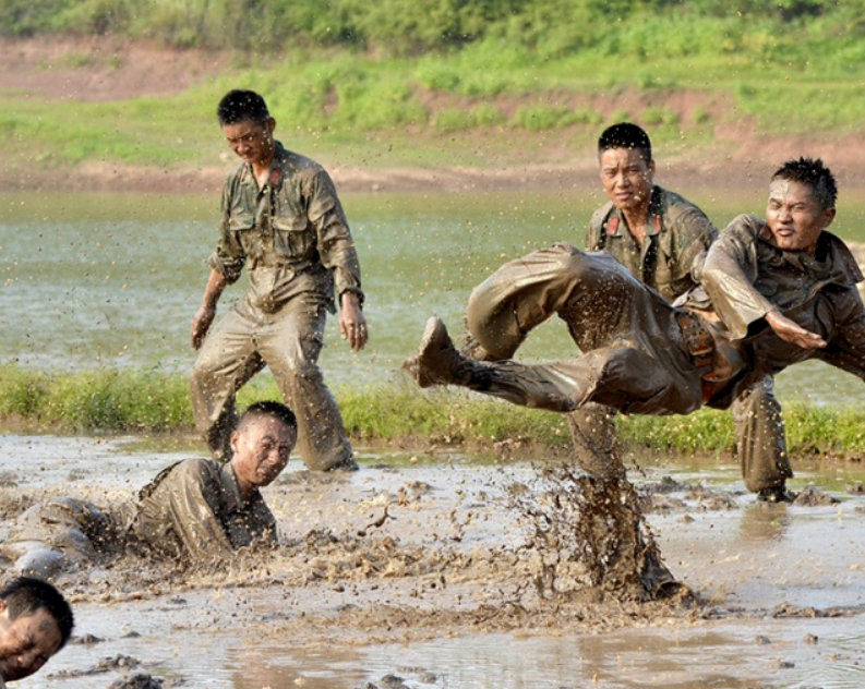 运动鞋更舒适,为什么军人训练要穿军靴?别傻了!兵哥哥:自己试试就懂了