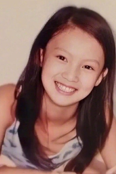 金晨童年照最近走红标志性眼睛惹人关注网友家族基因太强大