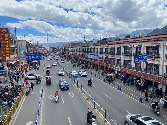 西藏拉萨海拔3600米最受游客欢迎的交通方式却是人力三轮车