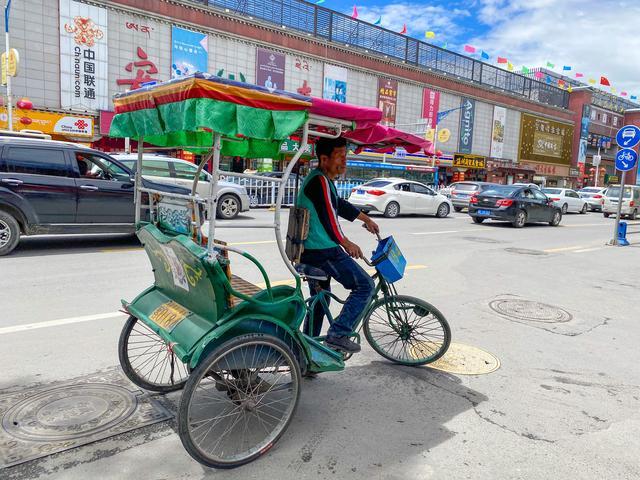 西藏拉萨海拔3600米最受游客欢迎的交通方式却是人力三轮车