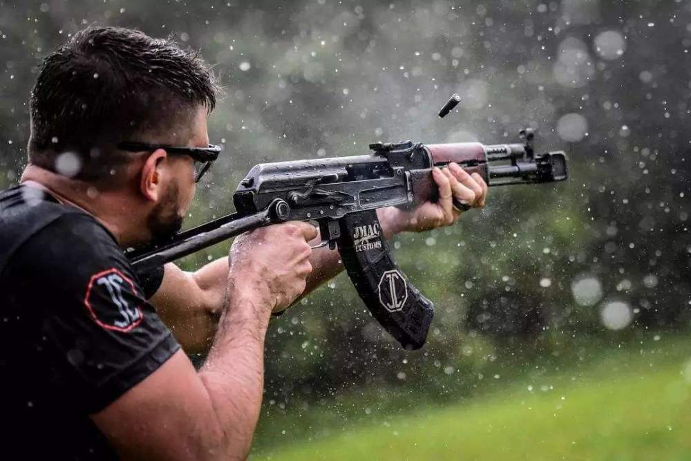 美国男子被要求戴口罩,开枪射击店员,第二天拿ak-47扫射警察