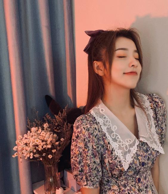 从不正眼看人?刘思瑶作品全侧脸,不要再掩饰方脸了