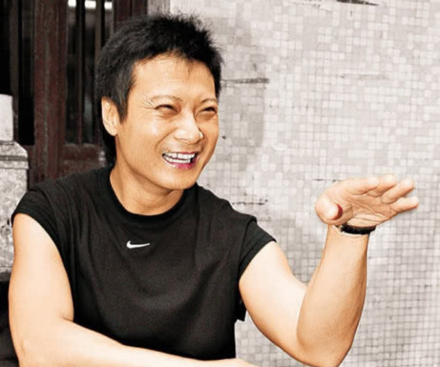 看看洪金宝的洪家班,再看看成龙的成家班,这差别不是一星半点