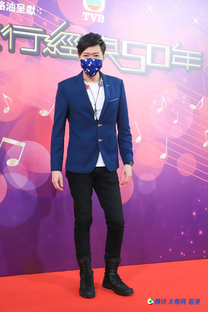 隔离完14天出关薛家燕戴绣花口罩显贵气