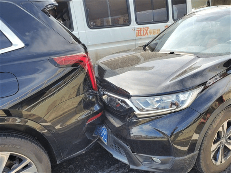 本田crv追尾凯迪拉克xt6,车主却一脸淡定:这点伤还值得修?