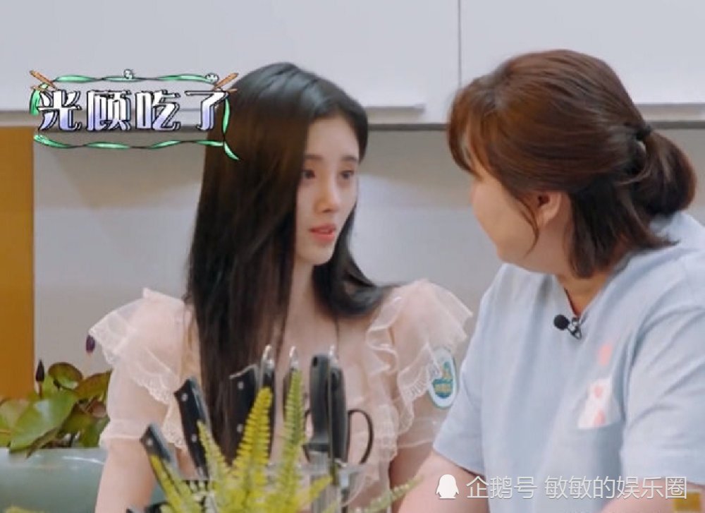 鞠婧祎十指不沾阳春水?硬凹不会做饭小仙女人设,却忘了之前做过毛血旺