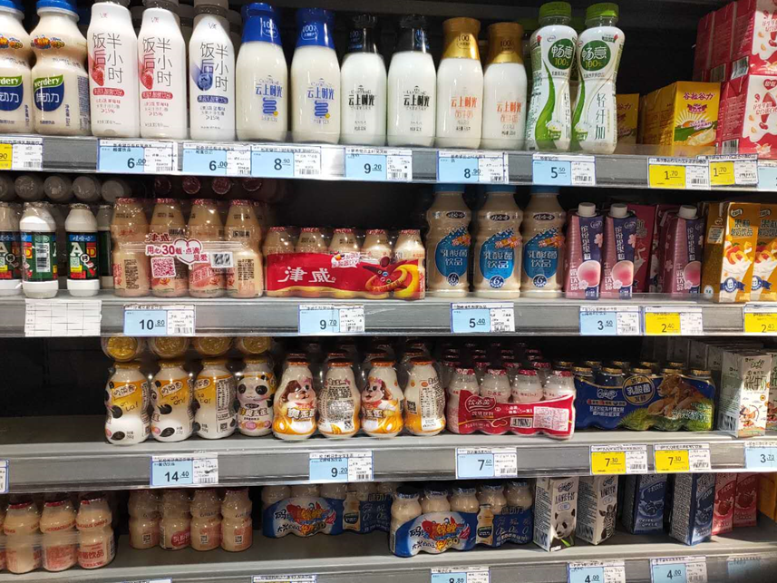 娃哈哈,达利园和银鹭等乳饮料产品在超市货架占比比较大,而这在三线