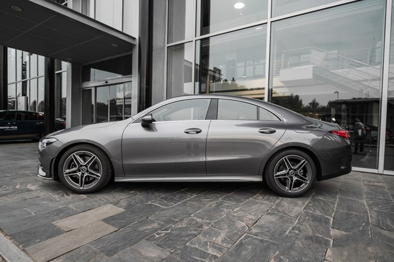 全新奔驰cla到店,轿跑外观,内饰连屏 翻毛皮不足30万起,香吗?