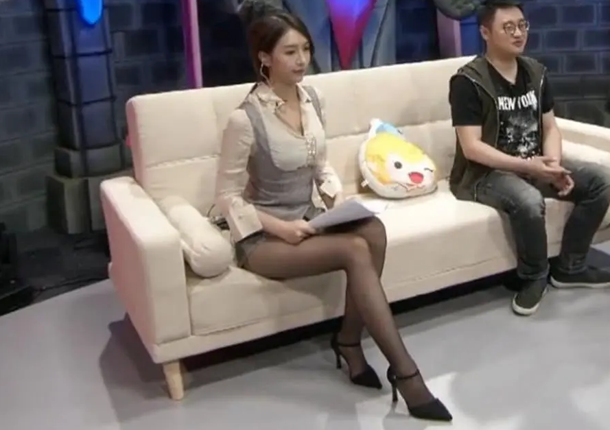 一名叫做饺子君的二次元主播参加了lol英雄联盟德玛西亚杯比赛的解说