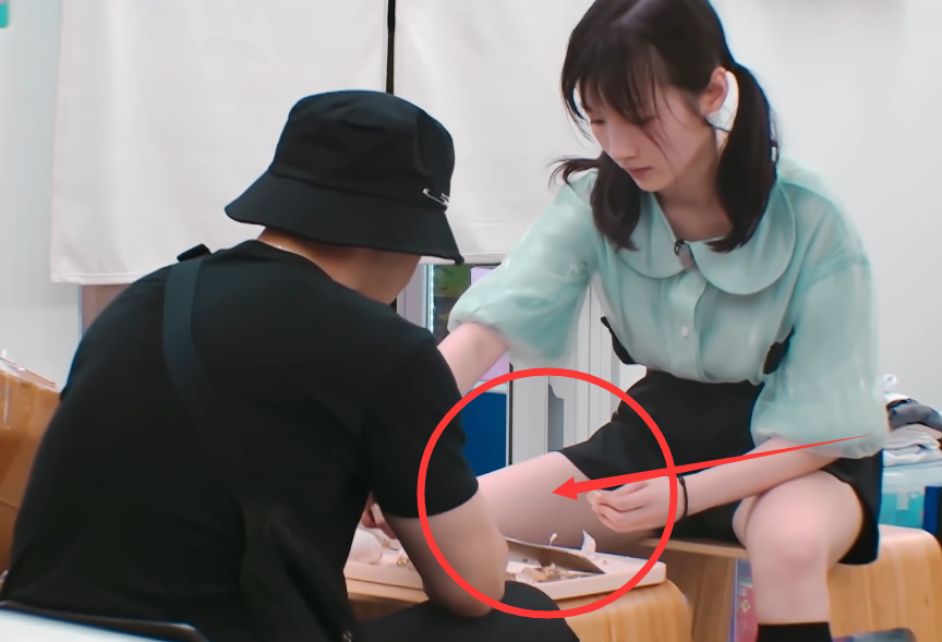 黄晓明拿刀无意划伤李浩菲手指,注意到女生的反应,网友集体路转粉