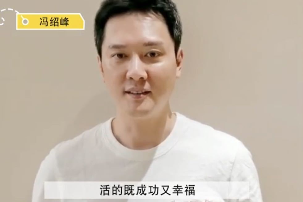 赵丽颖夫妇分开录视频,冯绍峰发福明显,身后背景跟杨幂意外相似_腾讯