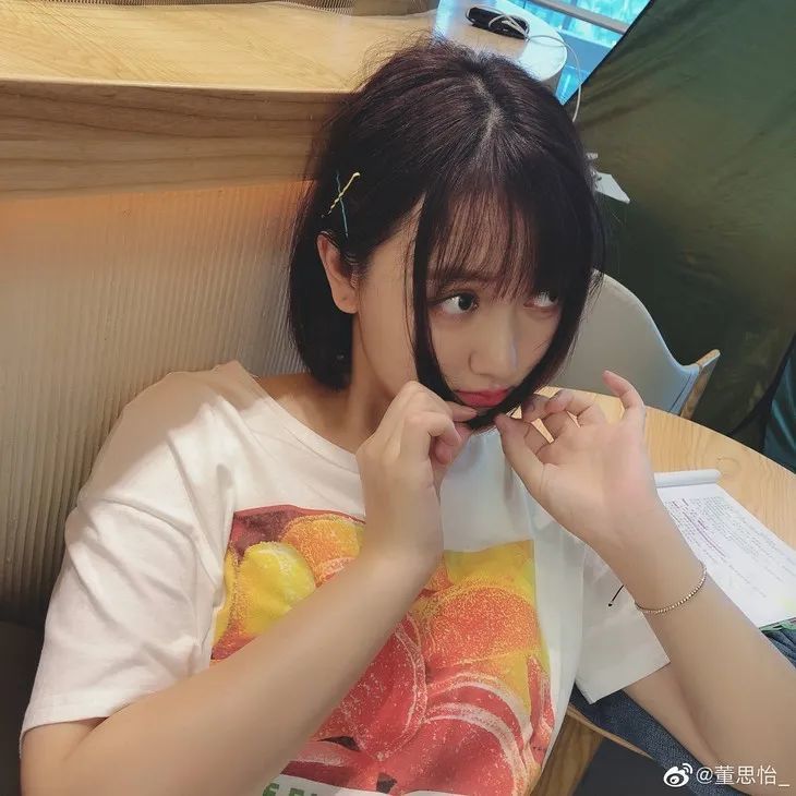 要知道曾经董思怡可是女团出身,自曝说"因为身材没选上当年的《创造