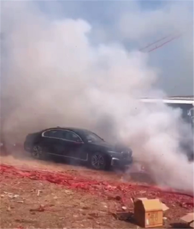 土豪250万喜提宝马m760li当天用鞭炮庆祝车被炸报废