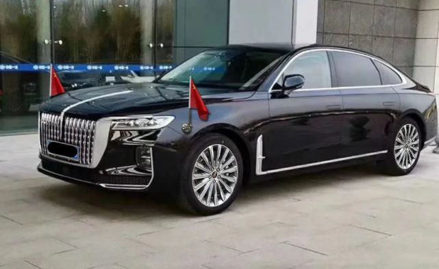 红旗h9首位车主入手黑色顶配版挂上国旗后气场碾压红旗l5