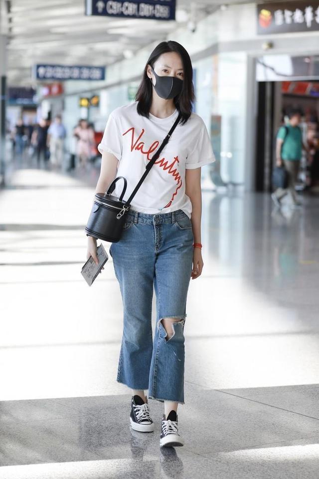 顾佳扮演者童瑶气质真a,穿白t恤配牛仔裤走机场,轻松拥有高级感