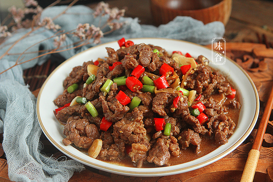 《中餐廳》趙麗穎親自做小炒黃牛肉,獲林大廚點贊,吃得可真香