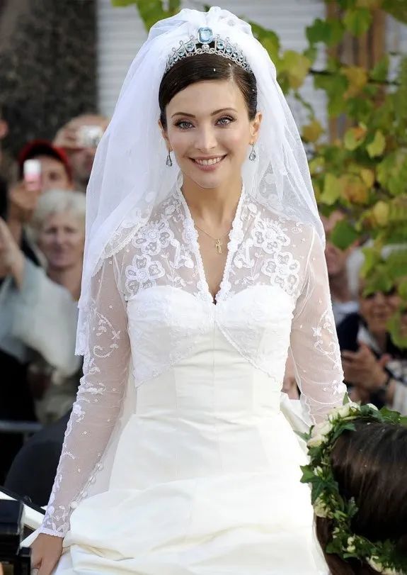 比利时王妃伊莎贝拉,在大婚时也带着海蓝宝石冠冕,王室成员对海蓝宝石