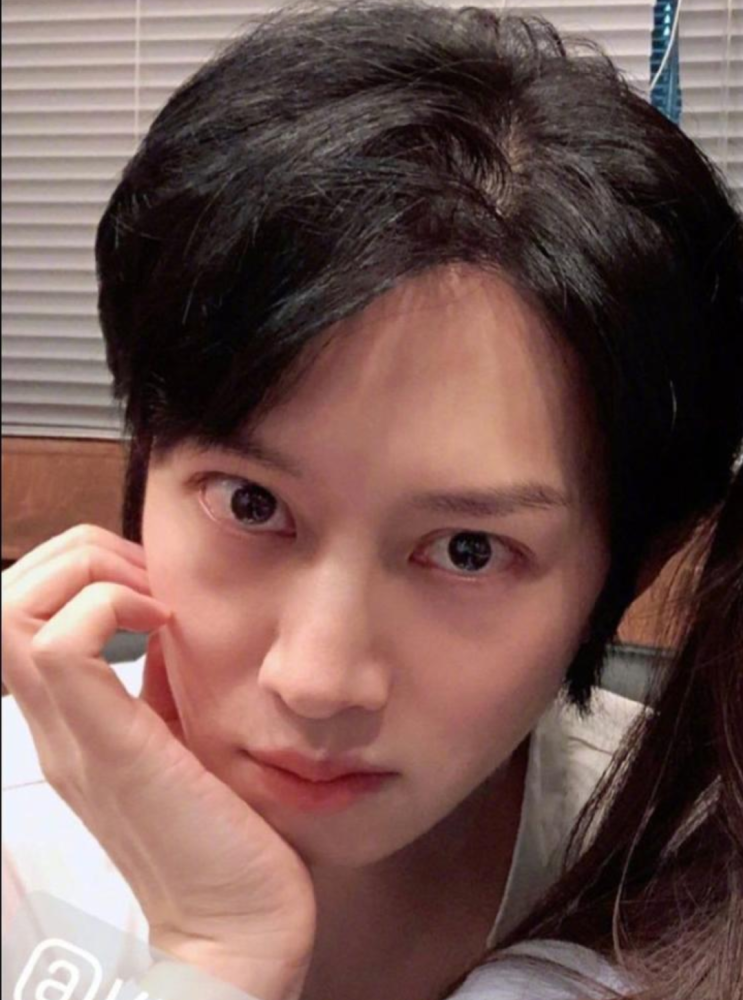 金希澈晒照短发清爽颜值能打对镜灿笑少年感十足