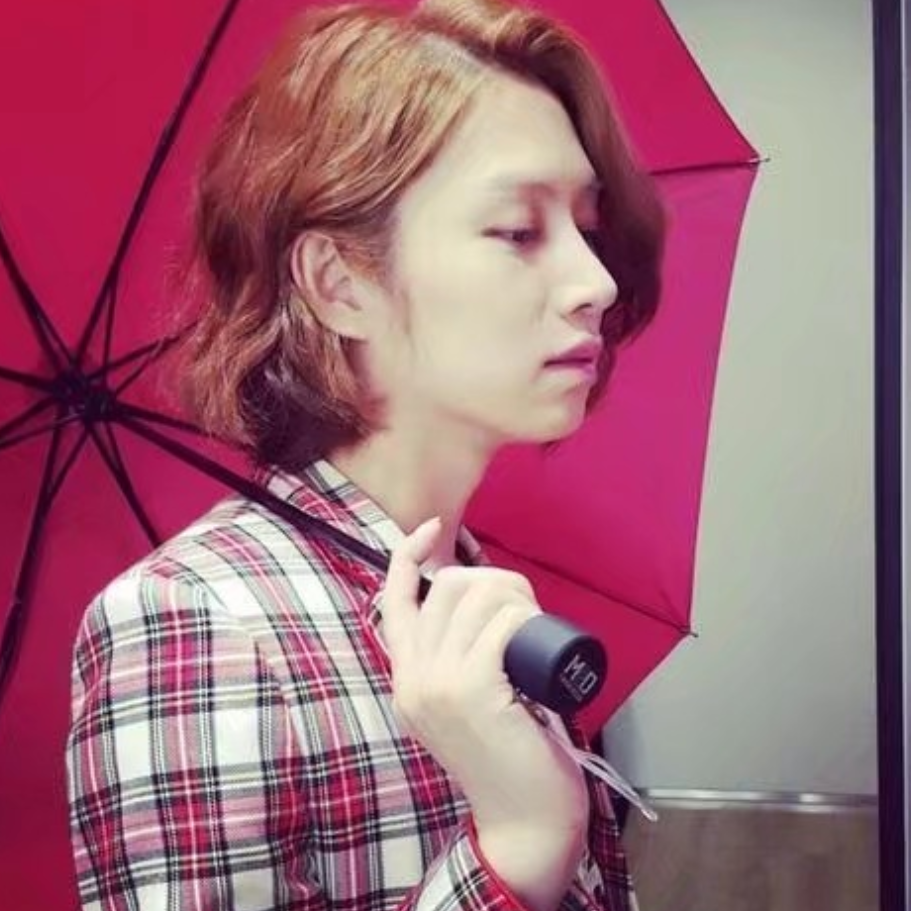 金希澈晒照短发清爽颜值能打,对镜灿笑少年感十足_腾讯新闻