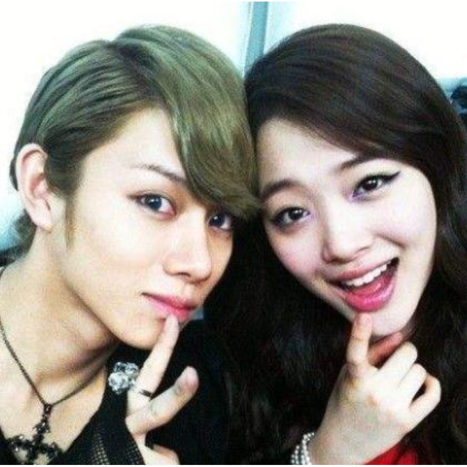 很好的朋友,雪莉和具荷拉自杀去世后,金希澈用了很长的时间才走出悲痛