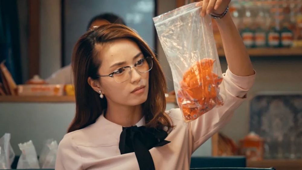 护工秋红(红花饰),曾在三中担任校医助理,将徐囡囡送到医院的就是她.