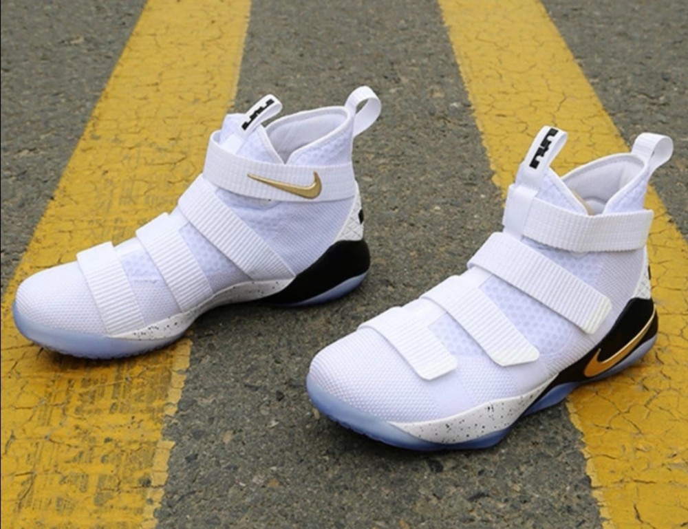 詹姆斯总决赛都穿的球鞋士兵11