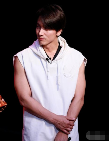 43岁言承旭腹肌诱人!和小花组cp毫无违和感!还能当偶像剧男主?