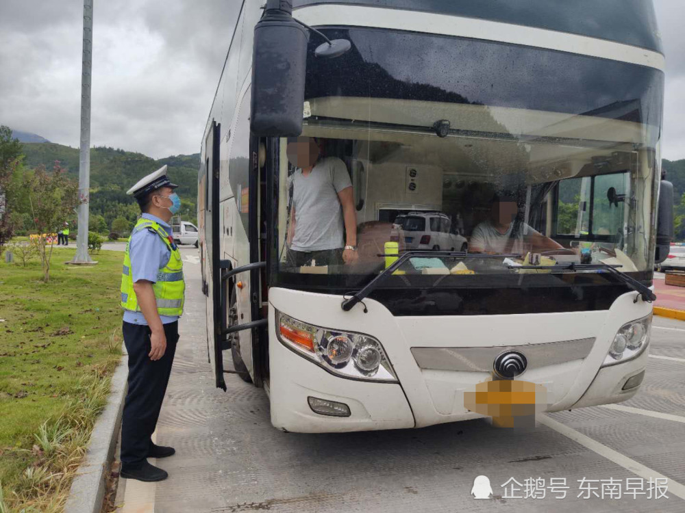 硬著頭皮給老闆運2輛電動車 客車司機被罰1000元