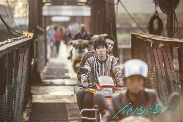 冬冬失踪后,他和赵小龙一样,也曾陷进寻找冬冬的执念之中,但赵小龙一