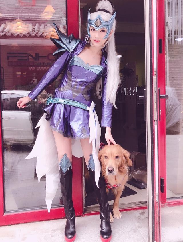 美女解说琪琪cos阿古朵,树叶当作护肩,看到球球的扮演者笑出声