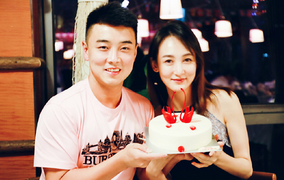 36岁王皓现状穿帅气军装向战友致敬与小4岁妻子组幸福4口之家