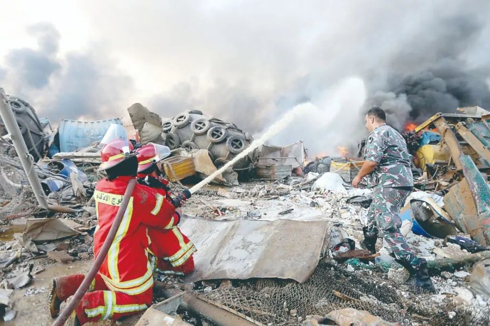 消防员在扑灭爆炸引发的大火(图片来源:人民视觉)