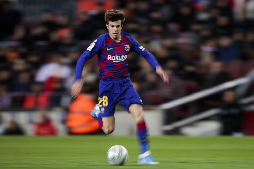 以普吉为封面人物,这位年仅20岁的中场天才,有可能成为巴萨的奇兵,在